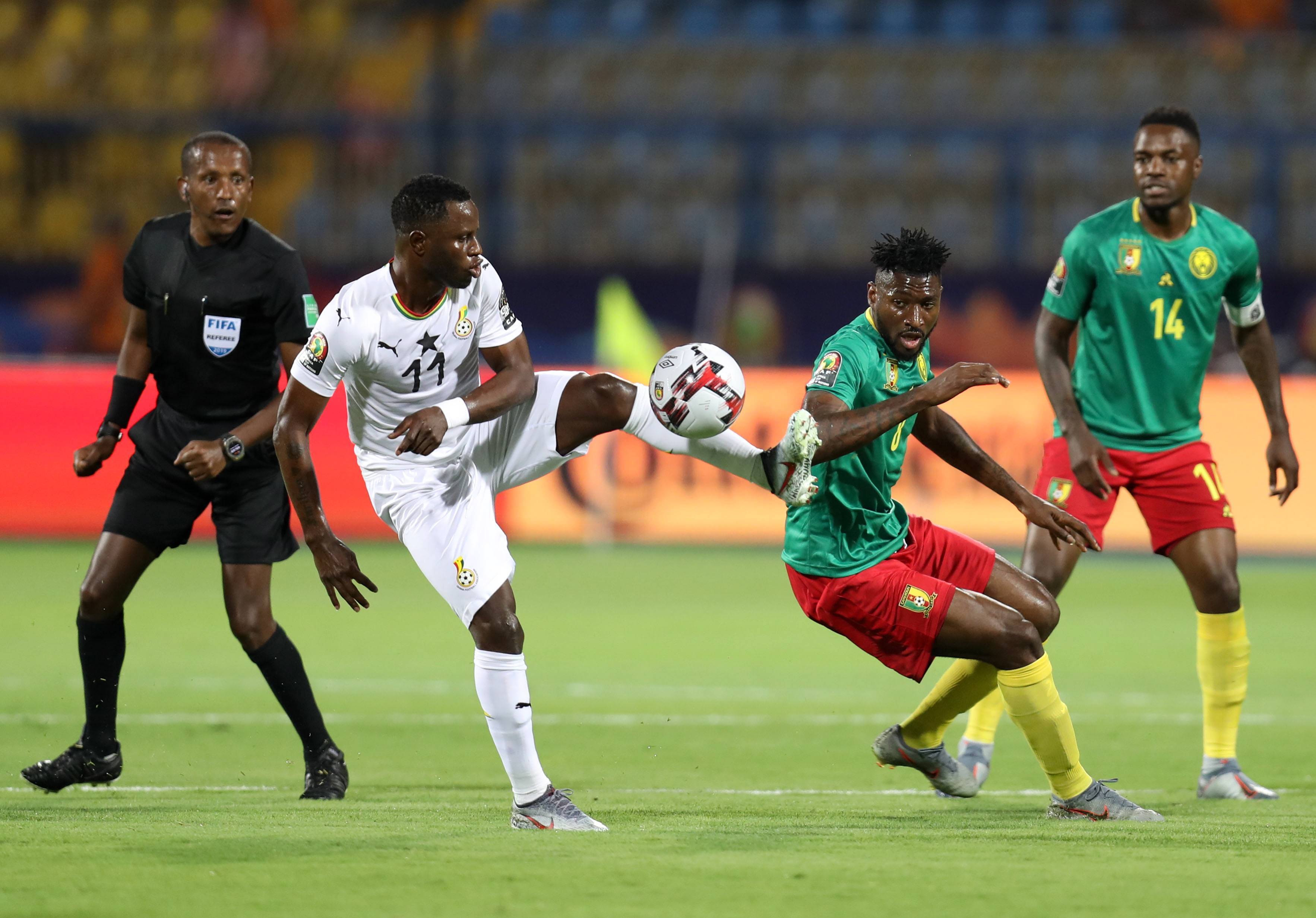 双方在中场 双方在中场